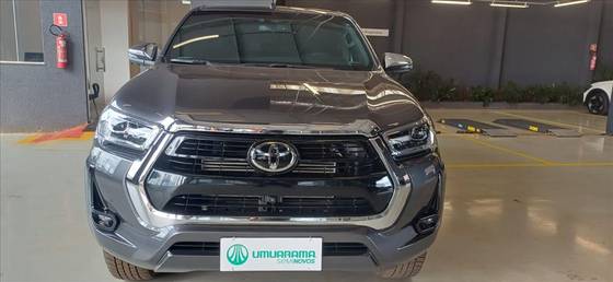 TOYOTA HILUX 2.8 D-4D TURBO DIESEL CD SRX 4X4 AUTOMÁTICO
